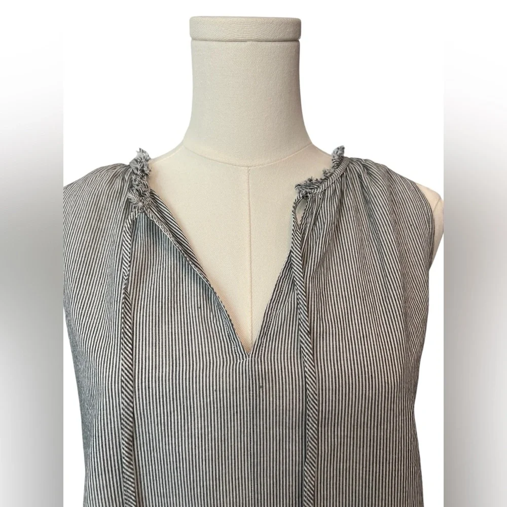 🔵 NWOT ANN TAYLOR LOFT Gray & White Striped Chambray Sleeveless Top | Size M - Picture 2 of 11